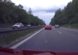 „Mám Mercedes a ty nepojedeš rychleji, než já“, říkal si možná „vybržďovač“ v červeném Mercedesu
