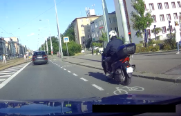 Motorka v pruhu pro cyklisty