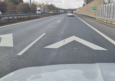 Hazard na dálnicích. Dvě třetiny českých řidičů vůbec netuší, co tyhle šipky na silnici znamenají
