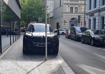 Arogantní „frajer“ v BMW předpisy neřeší. Proč taky. Klesla by mu autorita a pokuty jsou směšné