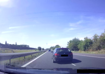 Agresivní vynucování přednosti na dálnici D10, vybržďování a blokování předjíždění. Značka vozu čistě náhodná