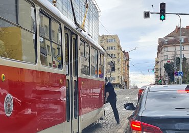 Řidič v BMW blokoval v Praze tramvaj, tramvaják to s ním šel rázně vyřešit