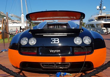 České autobazary jsou plné zajímavých aut. Bugatti Veyron, Ferrari, Rolls Royce, ale i tři roky staré, vůbec nejeté škodovky