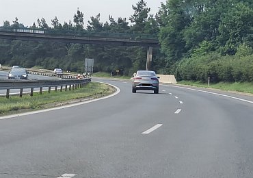 „Jezdím zásadně vlevo. Pravý pruh je rozbitý od kamiónů a pokuty neřeším,“ řekl nám řidič u pumpy