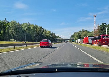 V sedmdesátkách známka dekadence, v současnosti spíše demence. Bezdůvodná jízda v levém pruhu