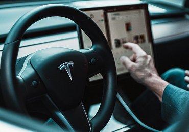 Tesla má opravdu příšerné automatické stěrače. Možná proto, že nepoužívají dešťový senzor