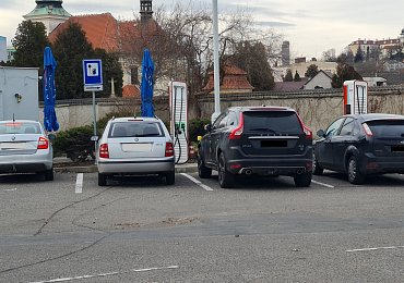 „Zaslouží si pár facek a propíchnout gumy“, křičel majitel elektromobilu před zablokovanou nabíječkou