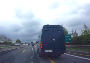 Žluté čáry jim mnohdy nic neříkají. Auta ve vedlejších pruzích pak vytlačují až na svodidla