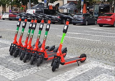 Elektrokoloběžky budou muset mít povinné ručení, zvažují se i registrační značky