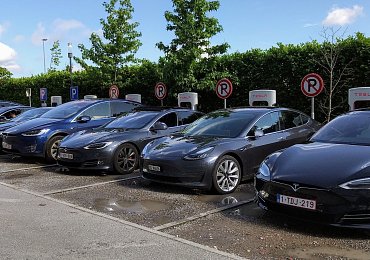Nedůstojné divadlo u Jílkové v televizi. Fakta, ale také osobní urážky a dezinformace při debatě o elektromobilech