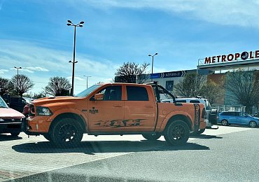 Velké auto, arogantní řidič a parkoviště u nákupního centra. Aréna, kde se „svalovci“ předvádějí