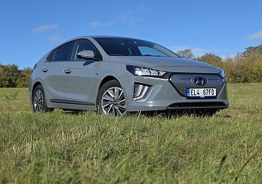 Test ojetého Hyundai Ioniq Electric (2021): Elegantní elektromobil s fyzickými tlačítky a 100% stavem baterie