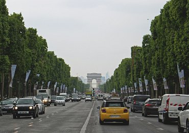 Parkování v Paříži bude nově stát až 450 korun na hodinu. Rozhodlo o tom 6 % voličů
