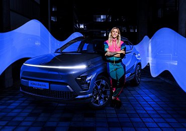 "Elektromobilita už dávno není žádný strašák," říká hráčka Chelsea FC Kateřina Svitková za volantem Hyundai KONA Electric
