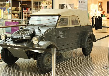 Německý vojenský automobil KdF uměl plavat a využívala ho i československá bezpečnost