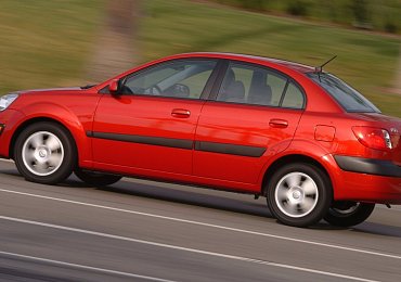 Když není na auto více než 30 tisíc, tahle "z nouze ctnost" může posloužit