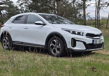 Zánovní a skvěle vybavené rodinné auto s automatem za 400 tisíc korun? To je Kia XCeed 1,5 T.GDI Exclusive