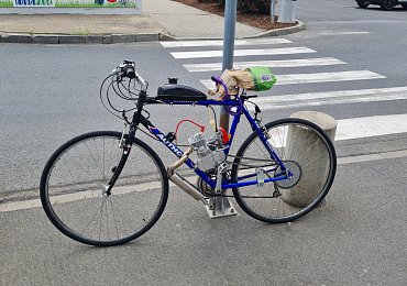 Ďábelský stroj vypadá jako moped, na který musíte mít řidičák a povinné ručení. Moped to ale není