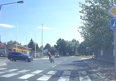 Kolo není motorka. Zkoušet „myšku“ na kole tak může skončit hodně špatně