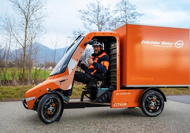 Dvousetkilový náklad rozváží kurýři na novém nákladním elektrokole. Zvláštnost - tohle "kolo" má čtyři kola