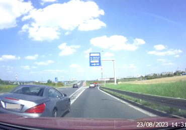 Vyšinutý řidič v Mercedesu chtěl v Praze vytlačit auto ze silnice. Video z palubní kamery řeší policie