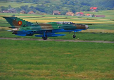 Na dálnici D1 u Brna přistávaly sovětské stíhačky MiG 21