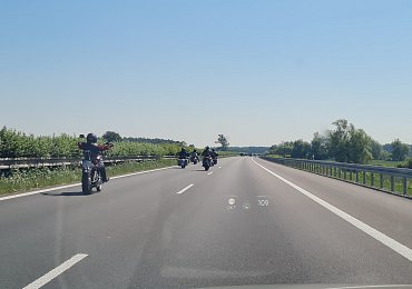 Arogance a zdvižený prostředníček. Motorkáři provokovali na dálnici D11