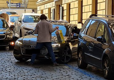 „Nikam nepojedeš“, řval v centru Prahy muž na plačící řidičku. Ulici blokoval několik hodin