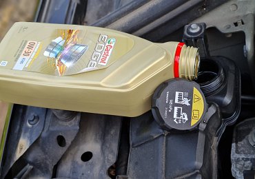 Místo do motoru nalila litr oleje do chladiče. Manžel hrozil rozvodem
