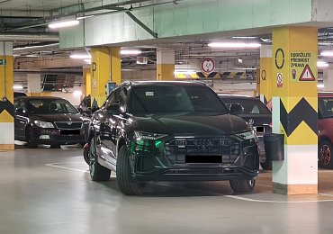 Když není místo na invalidech, parkují „SUV borci“ v jízdním pruhu. AI ví, proč se tak děje