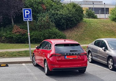 „Starejte se o sebe“ aneb výmluvy a vulgarity jako odpověď na kritiku zneužívání parkovacích míst pro invalidy