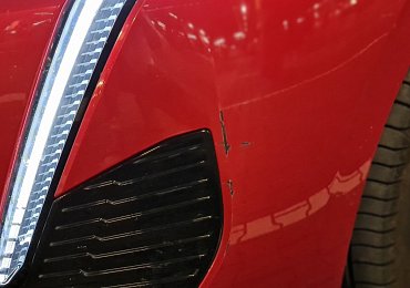 Odřel jsem ti auto, ale nechci pokutu a nemám čas tady čekat. Takže já jedu, sorry…