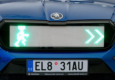 Škodovky (nejen) budou chodcům ukazovat, že mohou přejít. Kdy? Asi už hodně brzo
