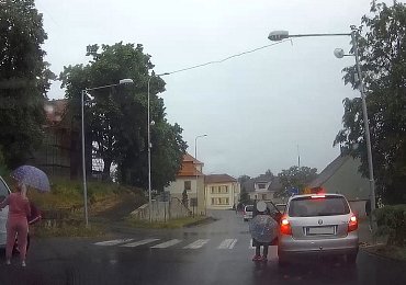 Hazard a hloupost rodičů parkujících před základní školou může skončit tragicky