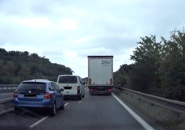 Když to neumíš, tak zůstaň vpravo. Němec blokoval levý pruh skoro dva kilometry