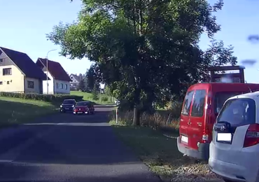 Když vás překvapí auto v protisměru, nepanikařte. Mnohdy je lepší skončit v příkopu než čelní srážka