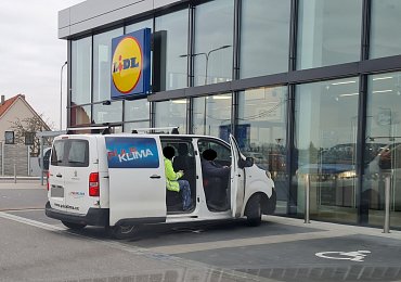 Zaparkujeme na invalidech, ať to nemáme ke vchodu daleko, dáme cigárko, kávičku, a vyrazíme na stavbu