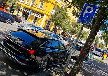 Invalidé v Praze měli smůlu. Přijelo Audi s polepem brněnského dealera. „Komunikaci považuji za bezpředmětnou“, reaguje ředitel Porsche Inter Auto Brno