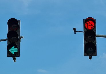 „Svítí zelená šipka doleva, takže mám přednost". „Nemáte," varuje policista