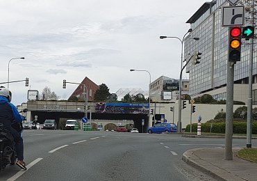 Není šipka jako šipka. Městská policie reaguje na článek o zelených šipkách na křižovatce