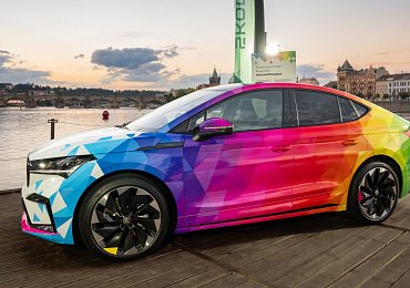Duhová Škoda Enyaq Coupé Respectline doprovázela duhový průvod festivalu Prague Pride