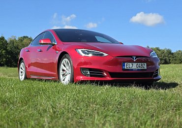 Ojetá Tesla Model S P100D za 900 tisíc: Pokoří Formuli 1, uveze celou rodinu a jezdí o polovinu levněji než naftová Octavia