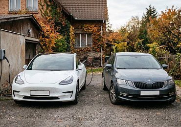 Tesla Model 3 proti Octavii 2.0 TDI: kolik stojí tři roky provozu dvou ojetin z roku 2020
