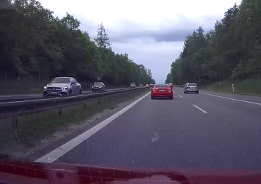 „Mám Mercedes a ty nepojedeš rychleji, než já“, říkal si možná „vybržďovač“ v červeném Mercedesu