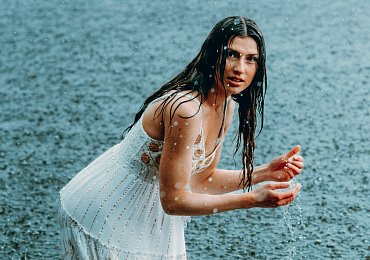 Prší a máš krátkou sukni. Počkám na tebe na zastávce, lásko. Za tu pokutu to stojí