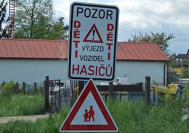 „Pozor, děti hasičů“. Značka u Benátek nad Jizerou je další nesmysl českých silnic
