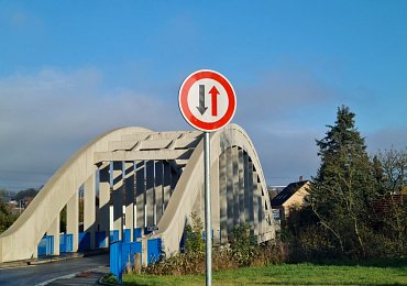 „Jsem rychlejší, mám přednost!“ Značku o přednosti si většina řidičů vykládá úplně špatně