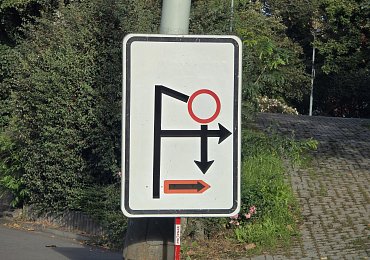Silniční šifry a kognitivní kolaps aneb zmatečné dopravní značky nás staví do rizika