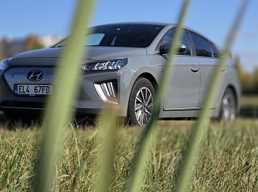 Podíl zánovních vozů na trhu stále roste. Mizí kombíky a nafta, přibývá elektromobilů