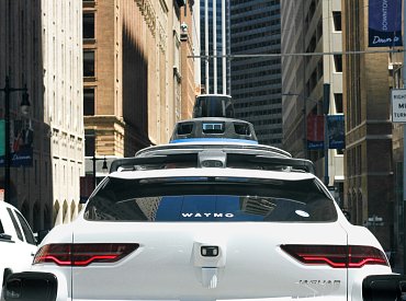 Waymo a Magna spouštějí továrnu na autonomní taxi v Arizoně. V hlavní roli Jaguar i Zeekr